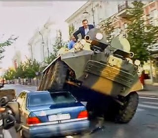 بالفيديو : شاهد محافظ يسحق السيارات المخالفة بالدبابة ! 16