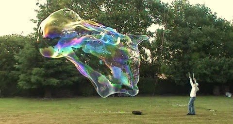 فيديو : الفقاقيع العملاقة و طريقة صناعتها من أروع ما يمكن أن تشاهده عيناك 32