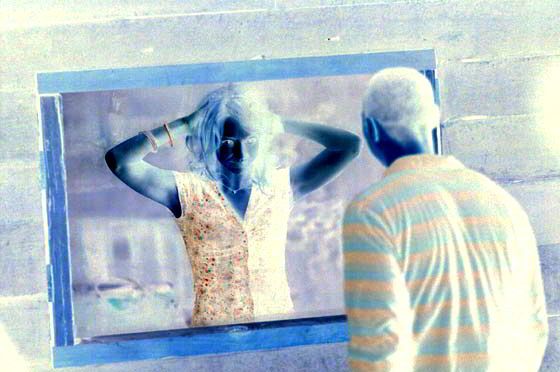 كيف تكشفين التجسس عليك عبر مرآة ذات وجهين ؟ 12