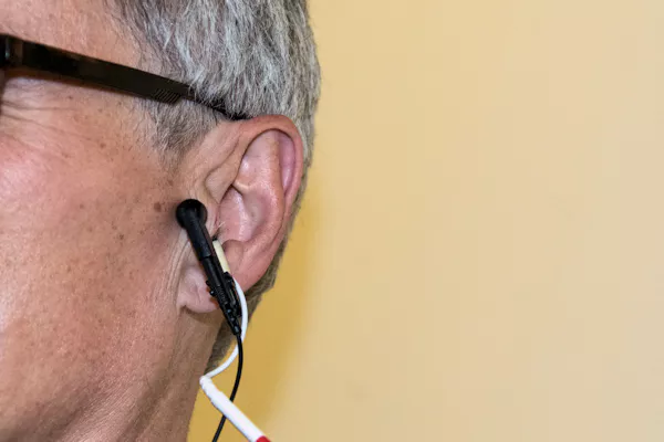 دغدغة الأذن بشحنة كهربائية ضعيفة تبطيء الشيخوخة وتحسن المزاج !